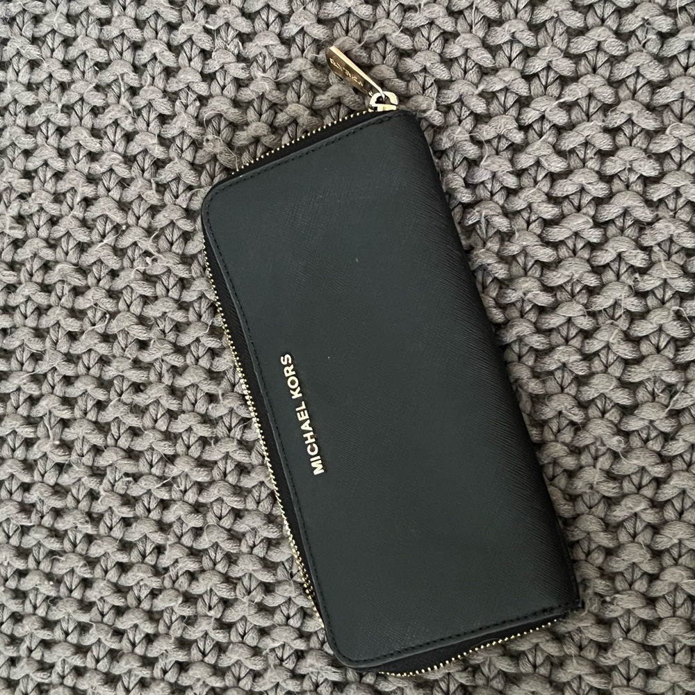 Michael kors jet wallet